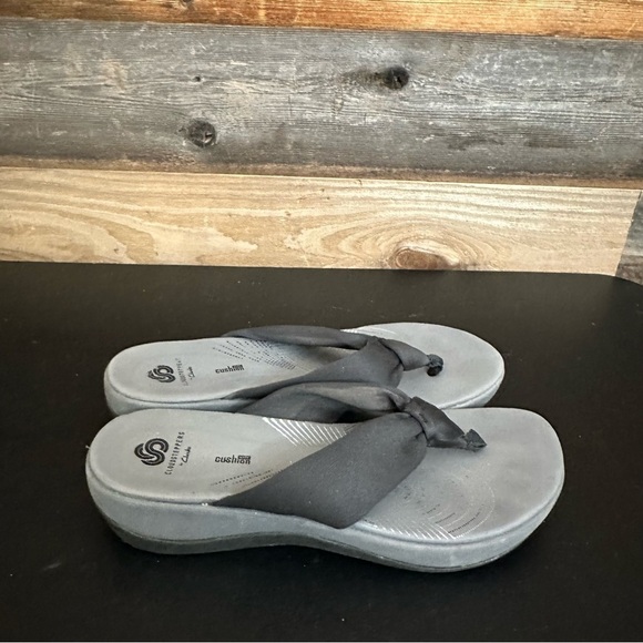 WOMEN'S CLARKS ARLA GLISON CLOUDSTEPPERS FLIP-FLOPS Size 8 Worn 3-4 Times - Picture 4 of 7